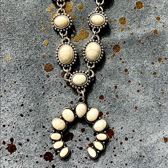 Hippie Jewelry - NWT Cream Stone and Silver Squash Blossom Necklace